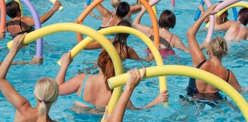 grupo de personas haciendo aquagym