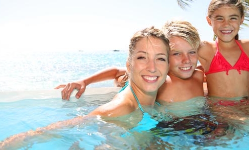 familia sonriente en piscina