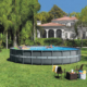 Gran piscina desmontable junto a villa